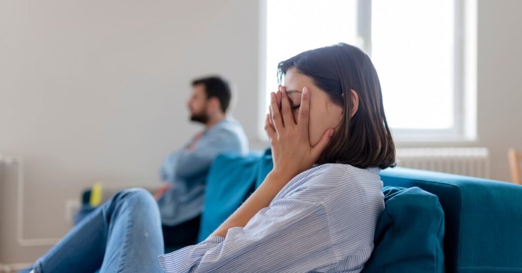 A párok kommunikációjának és élettani mutatóinak megfigyelése alapján próbálja meg bejósolni a kapcsolatuk alakulását. 