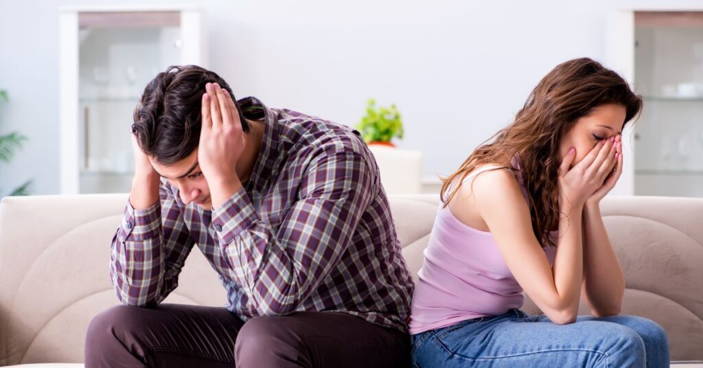 A kutatócsoport a párok megfigyelése során négy olyan kommunikációs jegyet talált, amelyek vitahelyzetben való megjelenése rossz előjel lehet a kapcsolat alakulására nézve