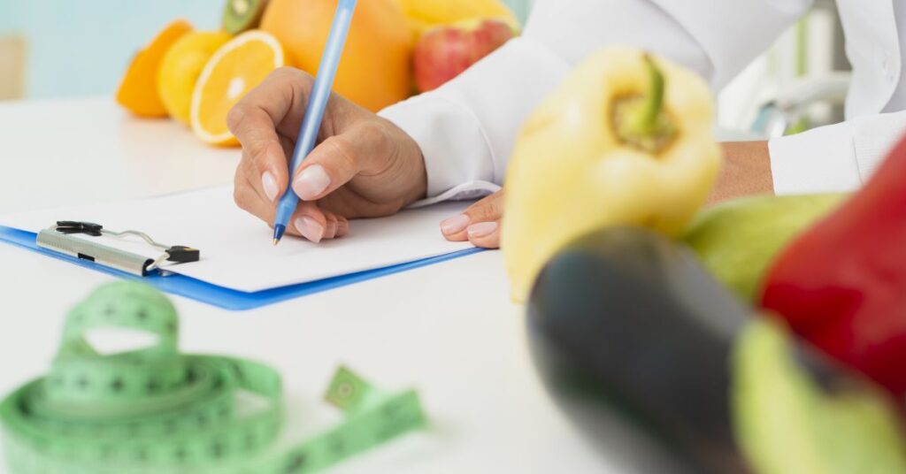 A dietetikus egy orvos fehér köpenyben, aki vért vesz, vagy megvizsgál?